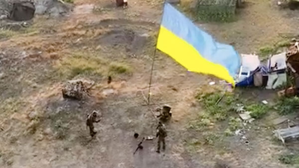 Минобороны рассказало об уничтожении украинского десанта с флагом на острове Змеиный