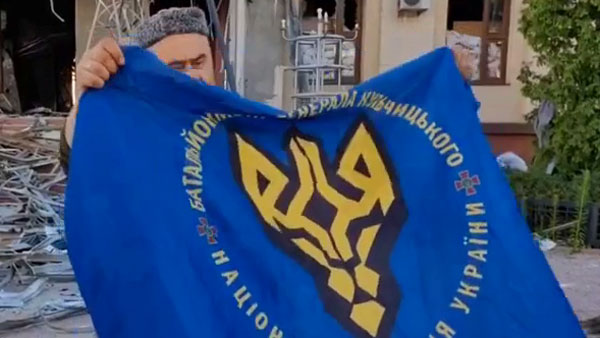 Казаки из ЛНР показали захваченные знамена украинских частей