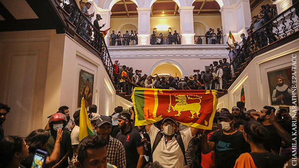 Протестующие в Шри-Ланке вошли в здание резиденции премьера