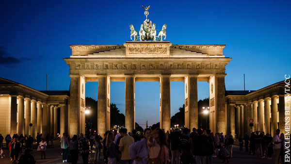 Мэр Берлина призвала отключить подсветку Бранденбургских ворот ради экономии