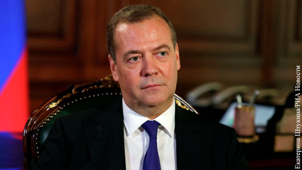Медведев проиллюстрировал решение Драги об отставке коллажем «Кто следующий»