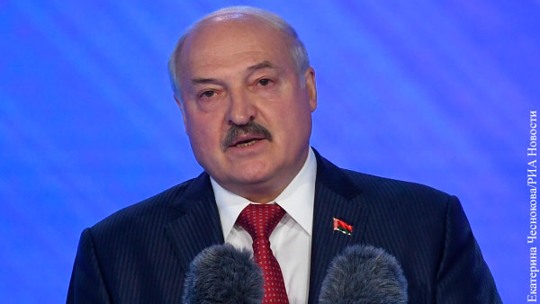 Лукашенко обвинил политиков Украины в отказе от славянской идентичности