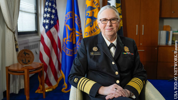В Сети появилось фото американского адмирала-трансгендера