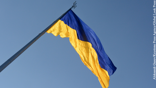 В Чехии начали снимать со зданий флаги Украины