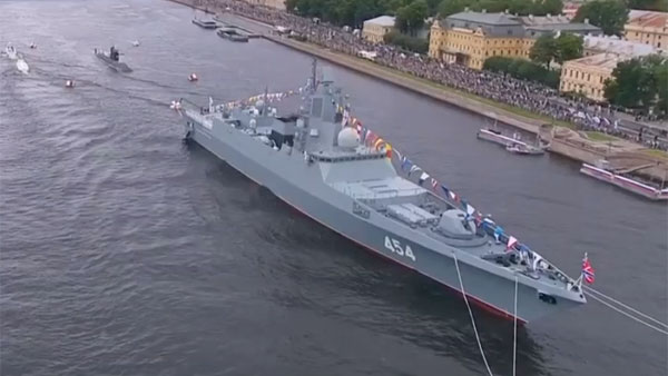В Петербурге начался парад в честь Дня ВМФ
