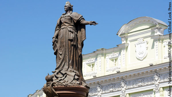 Зеленский попросил рассмотреть предложение снести памятник Екатерине II