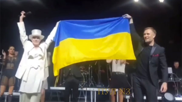 Лайма Вайкуле развернула на концерте украинский флаг