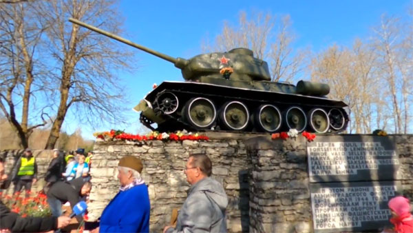 Жители Нарвы встали на защиту советского памятника-танка Т-34