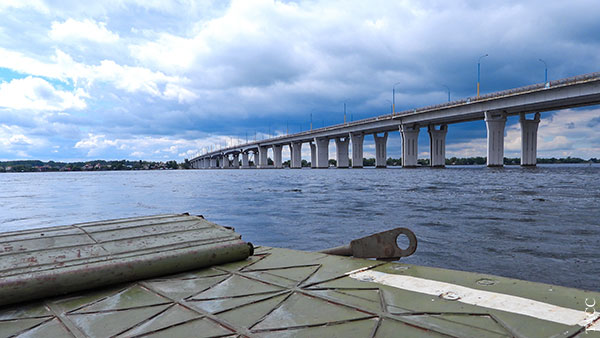 Переправу-дублер обстреливаемого ВСУ Антоновского моста начали сооружать у Херсона 