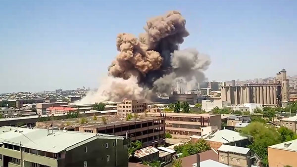 Мощный взрыв прогремел в торговом центре в Ереване