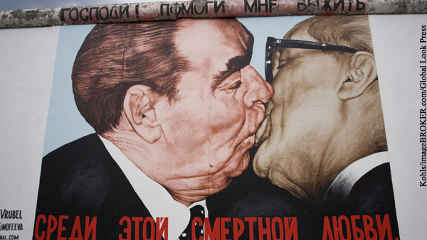 Умер автор граффити с Брежневым на Берлинской стене