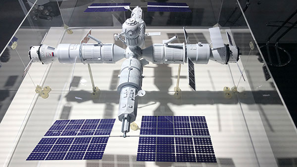 Ракетно-космическая корпорация «Энергия» (РКК, входит в Роскосмос) впервые показала макет перспективной Российской орбитальной станции на форуме «Армия-2022». На макете также виден пристыкованный перспективный корабль «Орел», а также корабли «Союз» и «Прогресс»
