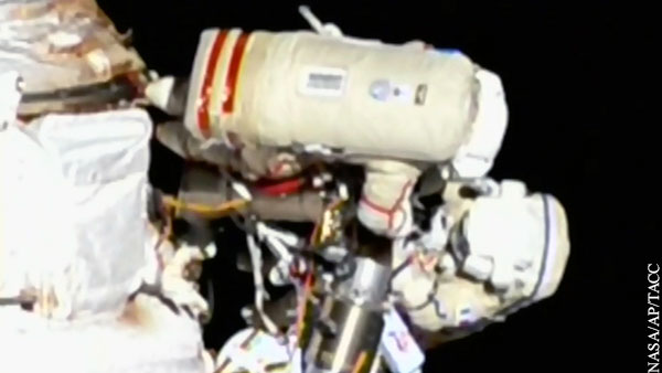 Космонавт Артемьев досрочно вернулся на МКС из-за проблем со скафандром