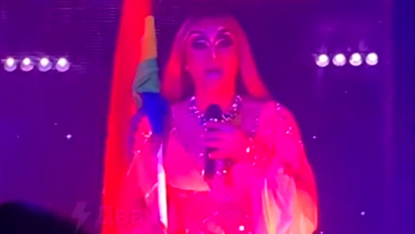 Екатеринбургского гей-артиста отдали под суд за исполнение гимна России с флагом ЛГБТ