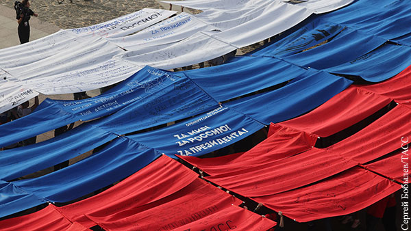 Сенатор: Российский триколор в мире становится символом независимости и свободы