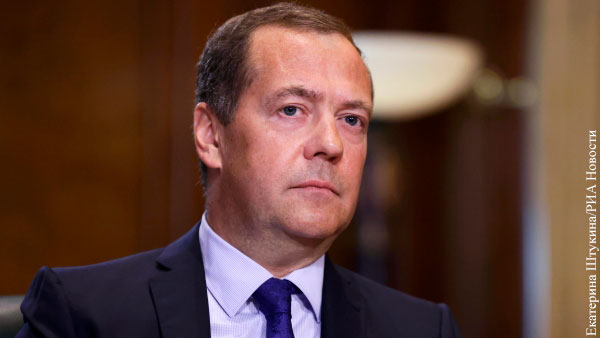 Медведев объяснил отказ России от «жесткого» варианта спецоперации на Украине