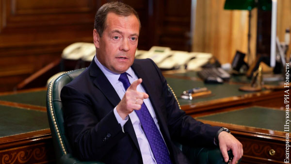 Медведев объяснил нецелесообразность ликвидации Зеленского