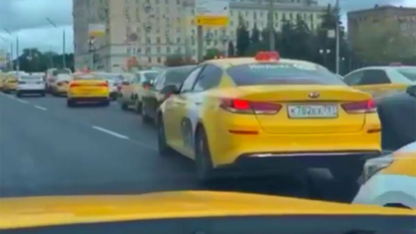 Хакеры создали пробку в Москве из автомобилей такси