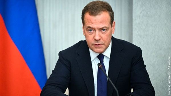 Медведев ответил на претензии Шольца по газу анекдотом