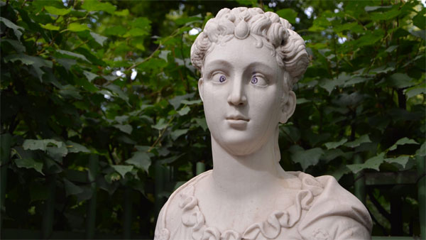 Вандал пририсовал глаза скульптуре в Летнем саду Петербурга