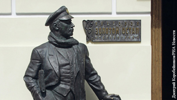 В Петербурге вандалы испортили скульптуру Остапа Бендера