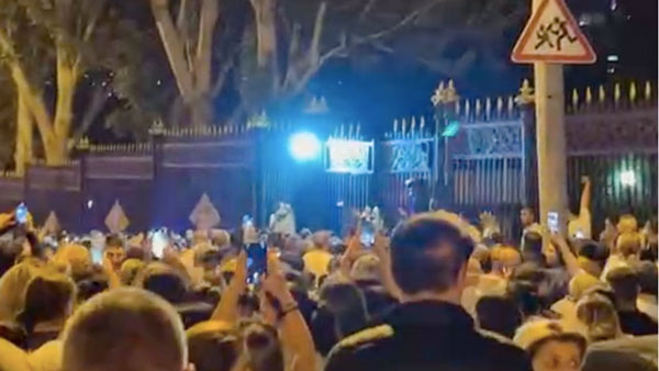 Протестующие пытались сломать ворота парламента в Ереване