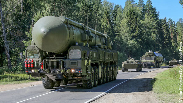 Политологи разошлись в оценке требования Зеленского лишить Россию ядерного оружия