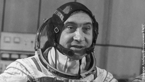 Умер установивший рекорд по длительности полета космонавт Поляков