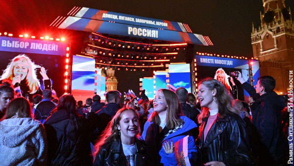 Участники концерта праздновали победу – как сказала со сцены ведущая: «Тот, кто с Россией, не может проиграть»