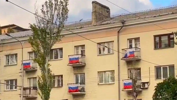 Донецк и Мариуполь украсили флагами России