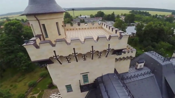 Рудковская оценила стоимость замка Пугачевой в поселке Грязь