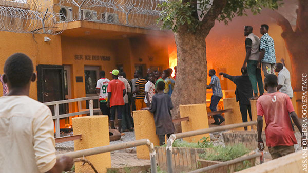 Протестующие устроили погром у французского посольства в Буркина-Фасо