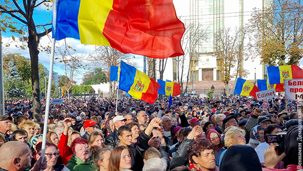 В Кишиневе начался многотысячный митинг против президента Санду