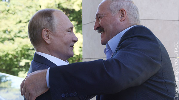 Лукашенко подарил на юбилей Путину трактор