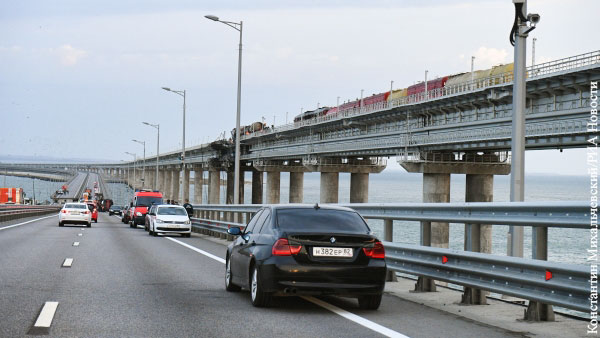 «Людям легче». Как удары по Украине влияют на водителей на Крымском мосту