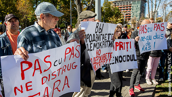 Протестующие в Кишиневе потребовали отставки властей