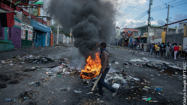 США и Канада доставили на Гаити бронетехнику для борьбы с беспорядками