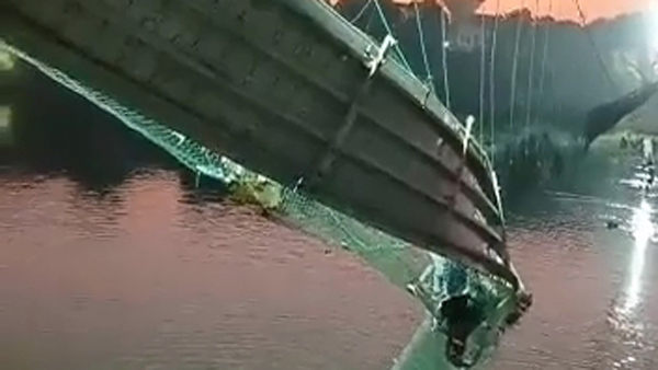 NDTV: В результате обрушения вантового пешеходного моста Морби в Индии 91 человек погиб и 70 пострадали