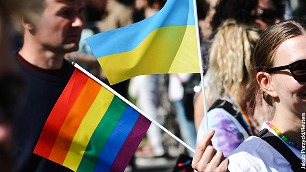 В США поставили украинский флаг в один ряд с ЛГБТ-символикой