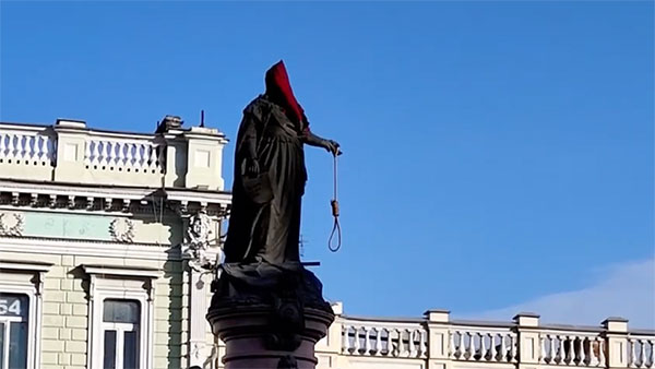 Вандалы надели на голову памятника Екатерине II в Одессе красный колпак палача и облили краской