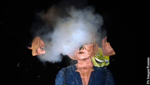 Британцы на праздновании ночи Гая Фокса сожгли чучело экс-премьера Лиз Трасс