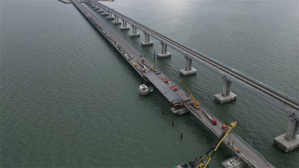 Вице-премьер России Хуснуллин: Завершена установка первого пролета автодорожной части Крымского моста 