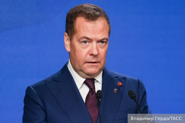 Медведев призвал чаще напоминать врагу о величии Русского мира