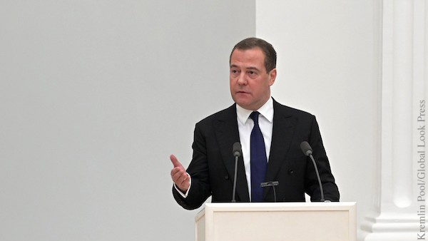 Медведев: От невротика Зеленского Запад устал