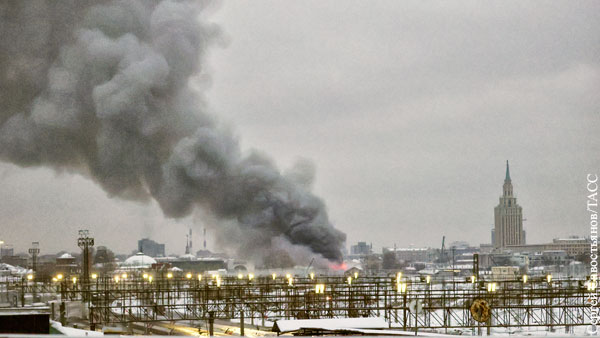 РЖД направили пожарный поезд для помощи в ликвидации возгорания в центре Москвы