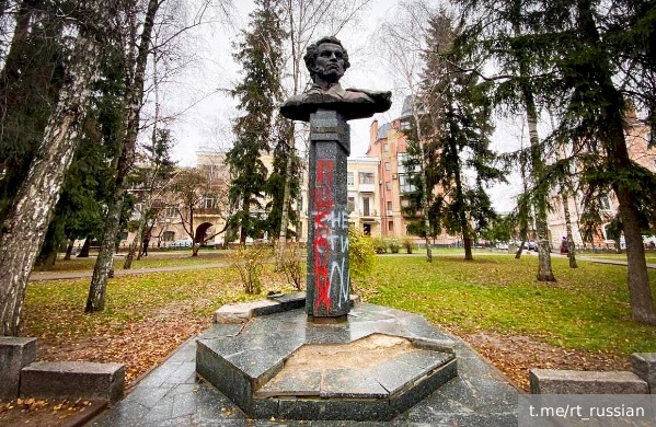 Вандалы осквернили памятник Пушкину в Полтаве