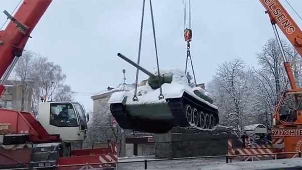 Советский памятник-танк демонтировали в Хмельницком 