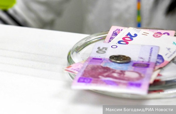 Экономист объяснил причину массовых очередей к банкоматам на Украине