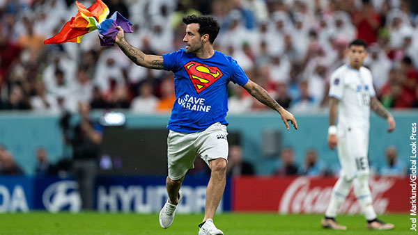 Мужчина с флагом ЛГБТ и призывом «спасти Украину» на футболке прервал матч ЧМ