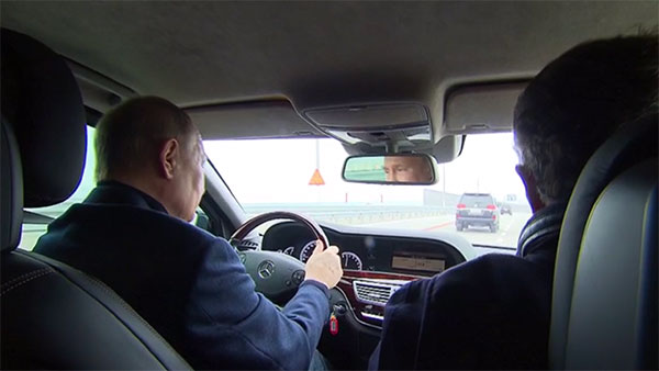 Путин за рулем автомобиля проехал по отремонтированному Крымскому мосту